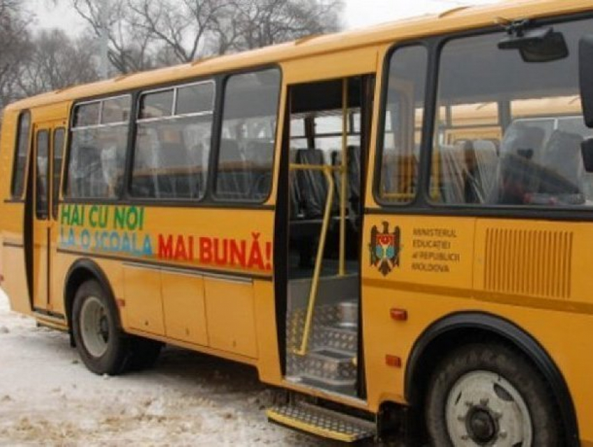 Таксист протаранил автобус со школьниками в Дубоссарском районе: пострадали дети и водители