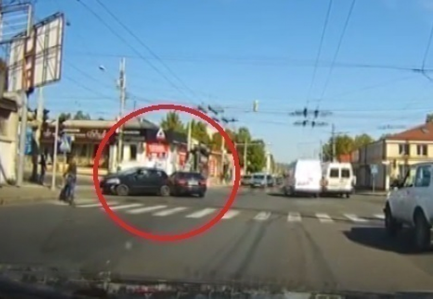 В Кишиневе два автомобилиста сначала избежали аварии, а потом все же столкнулись