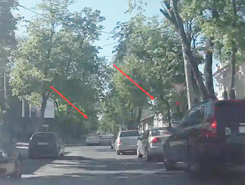 Массовое нарушение автолюбителями правил со столкновением сняли на видео в Кишиневе