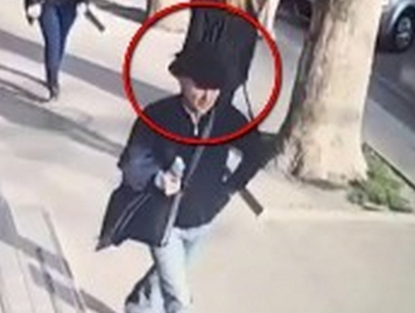 Мужчина, похитивший кошелек у женщины в маршрутке в Кишиневе, попал на видео 