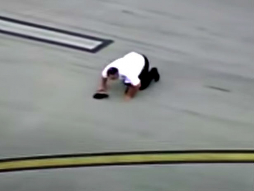 Пилот поцеловал землю после жесткой посадки самолета: трогательное видео