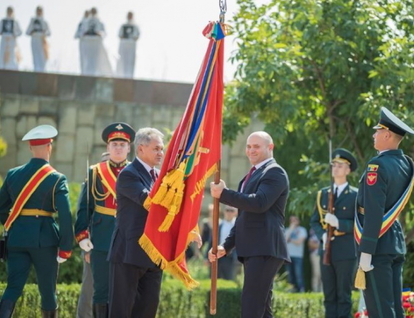 Сергей Шойгу подарил Молдове боевые знамена воинов, освобождавших Молдову
