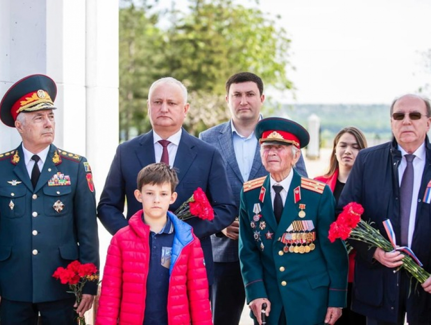 Додон принял участие в церемонии захоронения останков 15 воинов Красной армии