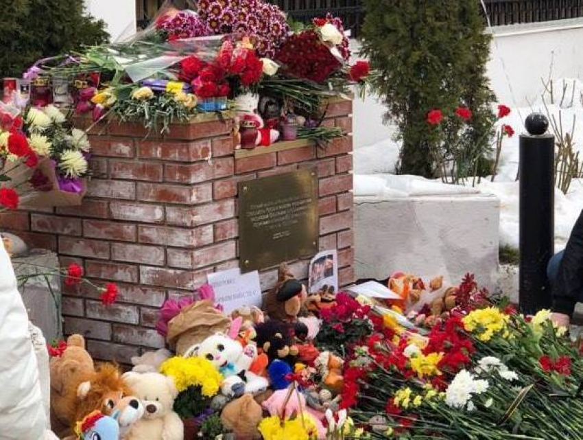 "Дикая боль": граждане Молдовы принесли цветы и игрушки к зданию посольства России