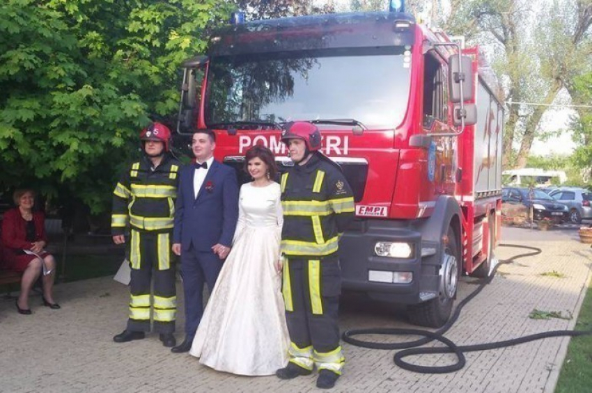 Пресс-секретарь Пожарной службы приехала на собственную свадьбу на пожарном автомобиле