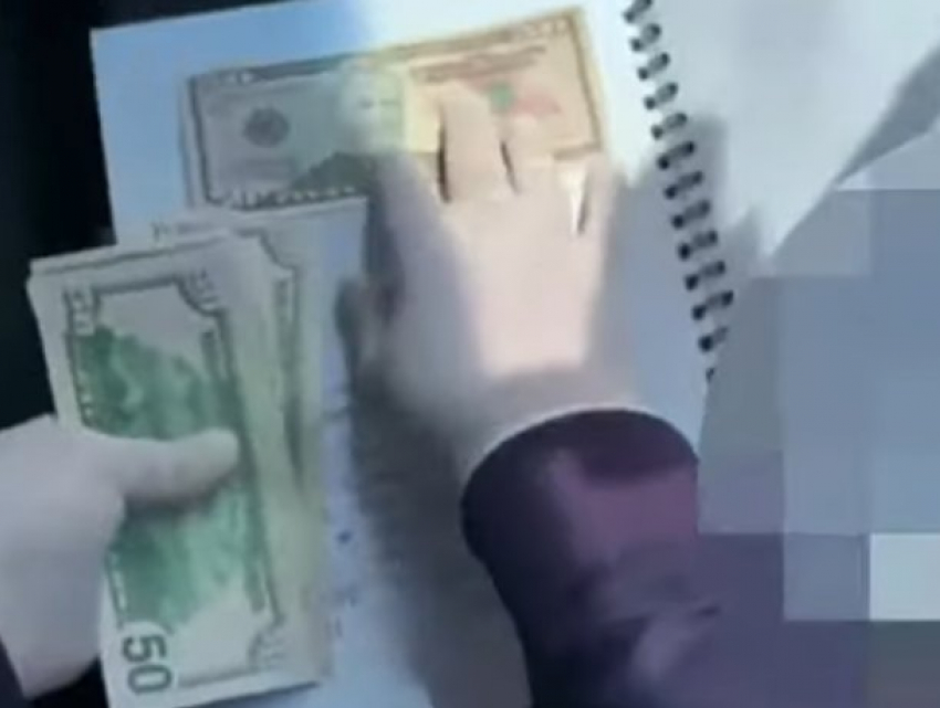 Дело фальшивомонетчиков, сбывавших в Молдове поддельные доллары, передано в суд 