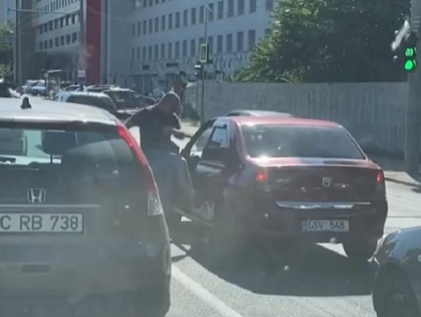 Бокс на одной из столичных улиц - один из водителей набросился с кулаками на другого