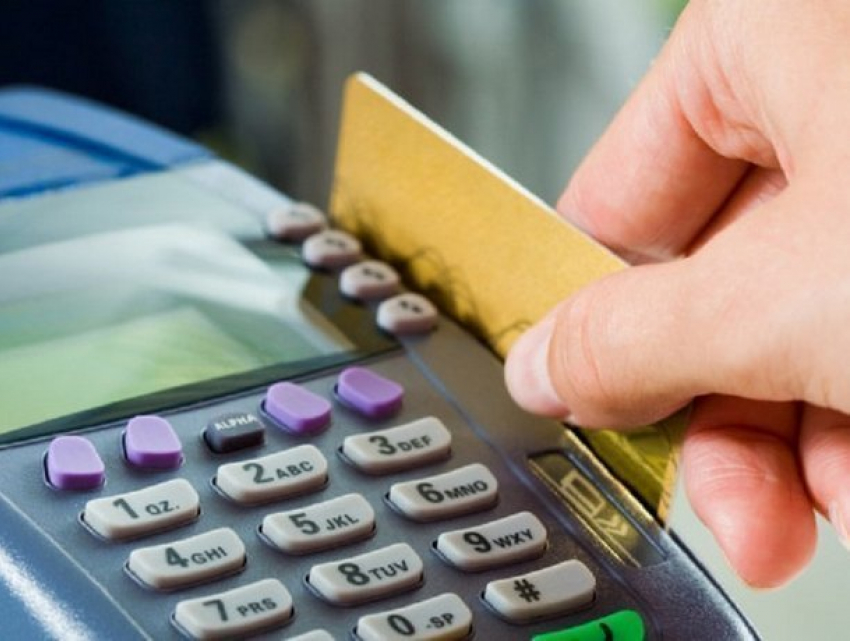 Несмотря на усилия властей по продвижению банковских карт, молдаване предпочитают платить наличными