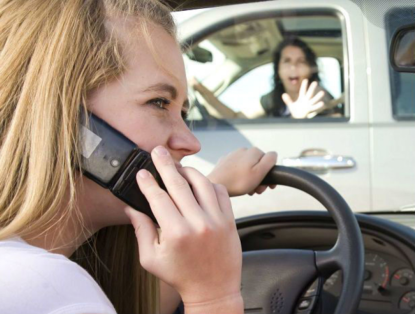 Молдавским водителям запретили разговаривать по телефону и вести интернет-переписку
