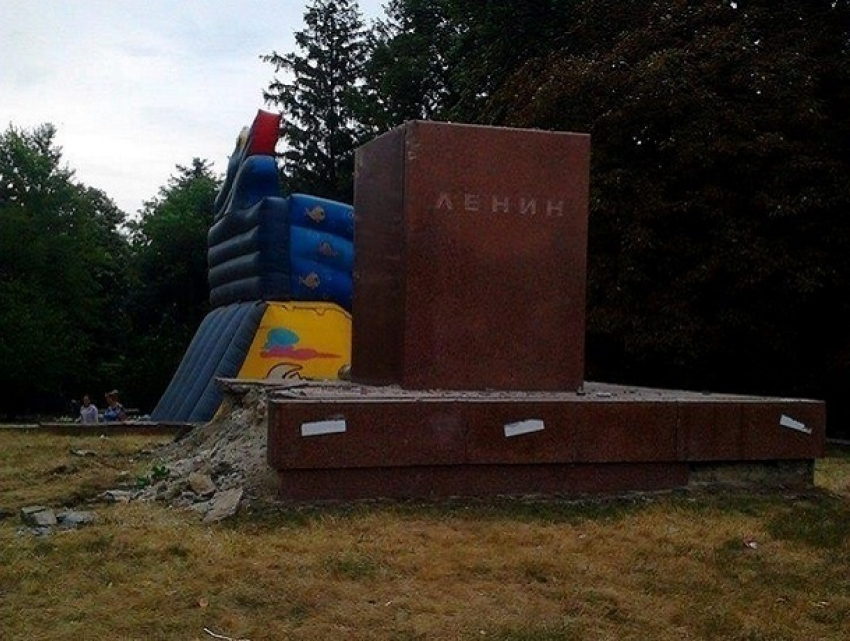 Представители Ренато Усатого снесли памятник Ленину в Фалештах