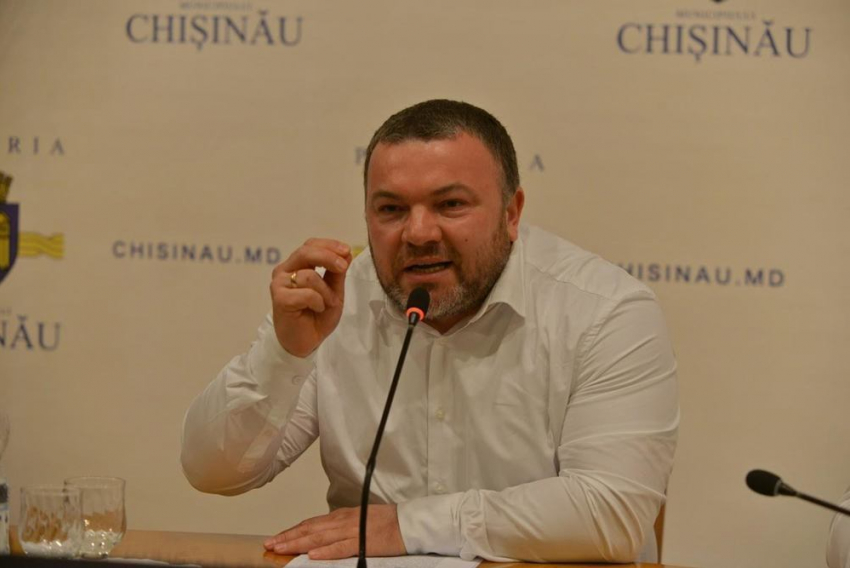 Офшорная компания хочет обязать мунсоветников Кишинева проголосовать за Регламент по платным парковкам