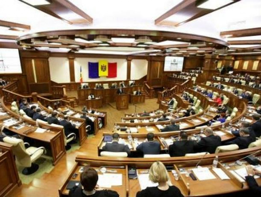 Срочно! Парламент проголосовал за введение в Молдове чрезвычайного положения