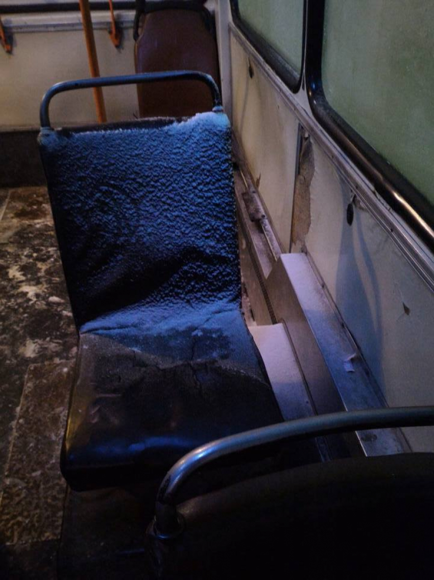 Иней покрыл сидения в муниципальном общественном транспорте 