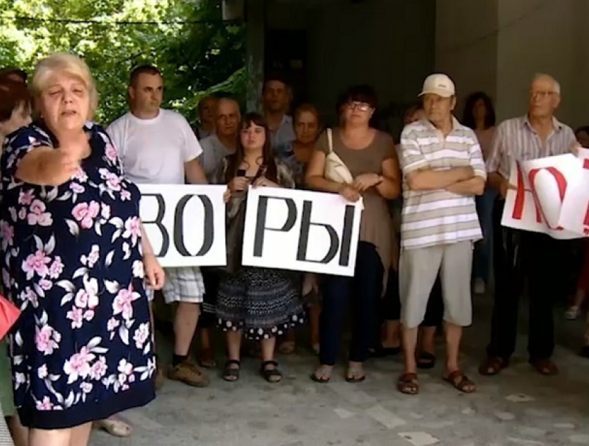 Негодующие жители «замурованного» дома в Кишиневе устроили акцию протеста