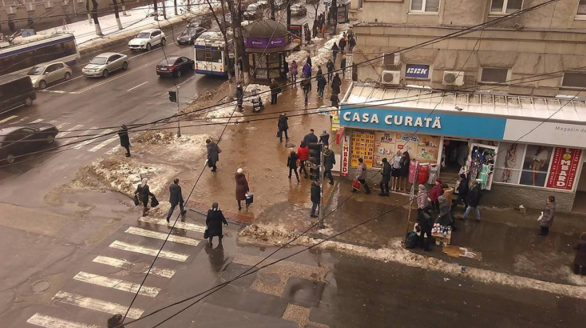 Руководство Кишинева ждет, когда «горы» грязного снега растают сами