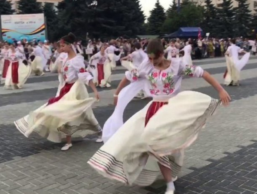 В Кагуле стартовал международный фольклорный фестиваль «Nufărul Alb»
