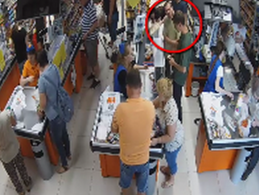 Бандиты, похитившие сумку из камера хранения в столичном супермаркете, попали на видео