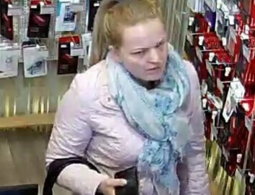 Полиция Бельц просит помощи в поимке женщины, укравшей наушники из магазина