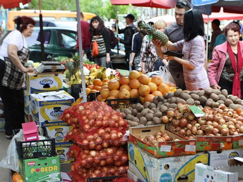 Обман покупателей с «хитрыми» весами осуществляют более половины продавцов на рынках Молдовы