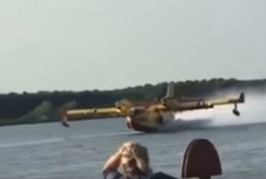 Самолет врезался в мачту корабля с туристами: инцидент был снят на видео