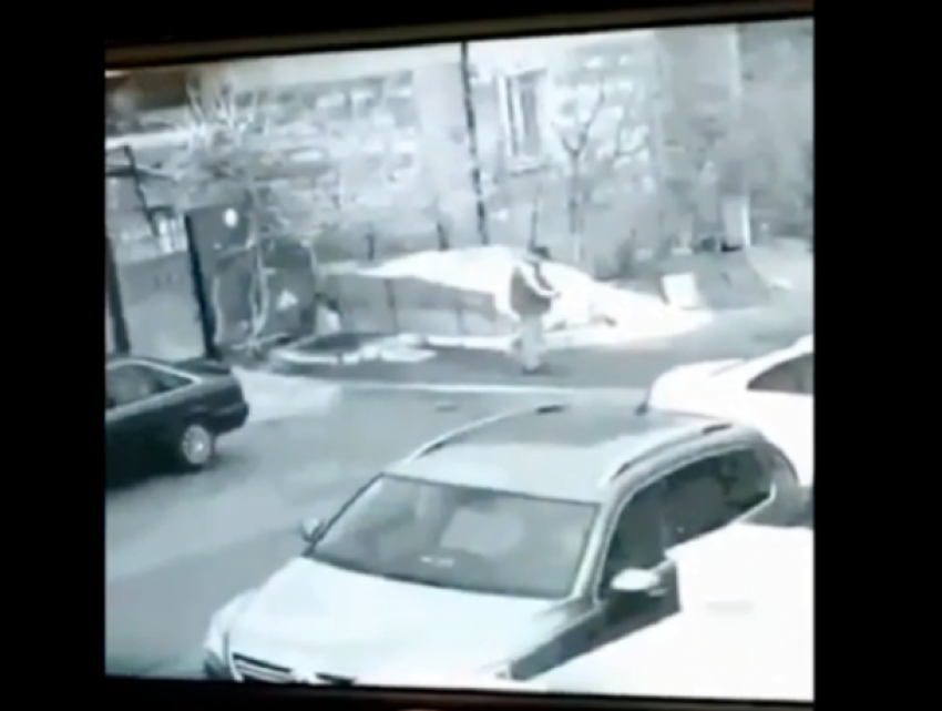 Момент взрыва гранаты мужчиной на Старой Почте попал на видео
