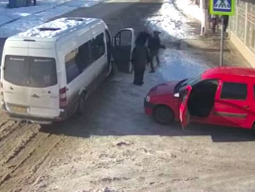 Драка водителя бельцкой маршрутки с возмущенным автомобилистом попала на видео