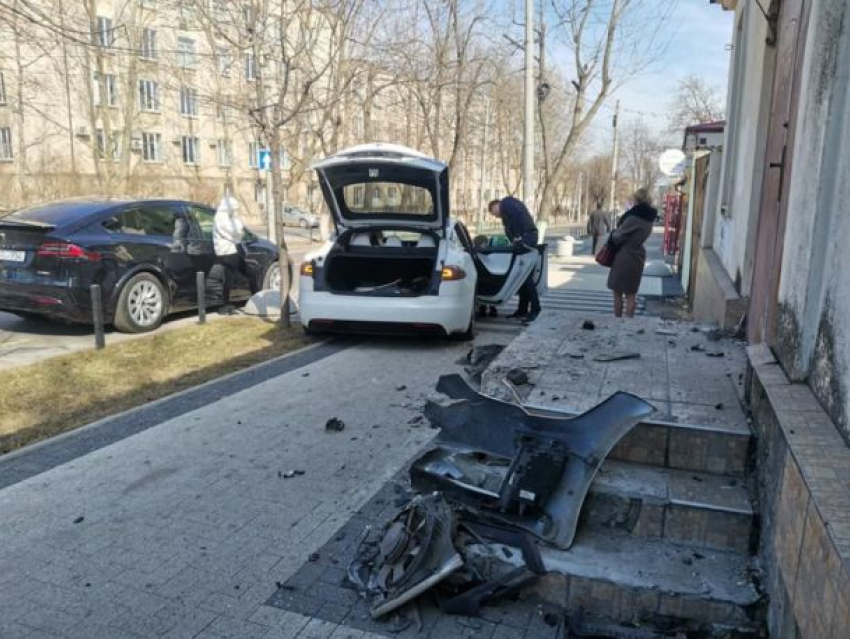 В Кишиневе разбита шикарная Tesla - автомобиль влетел в крыльцо здания прямо в центре столицы