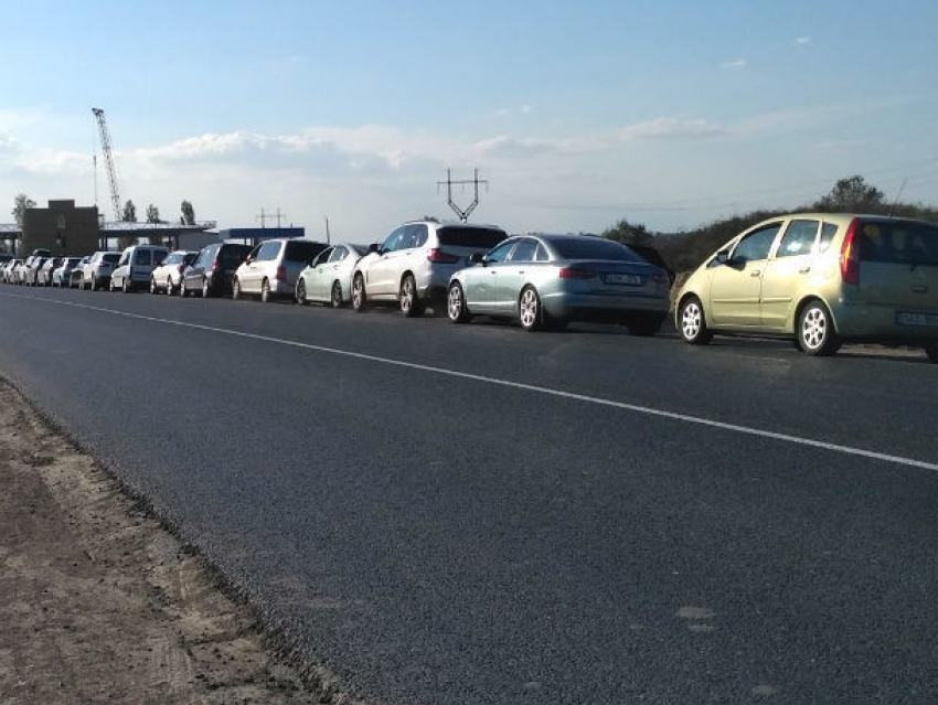 Грандиозное скопление автомобилей на Паланке произошло из-за хаоса с паспортами 