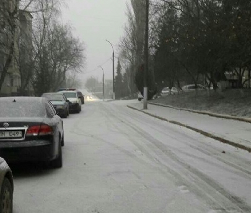 Патрульная полиция призывает водителей быть осторожными в снегопад и гололед