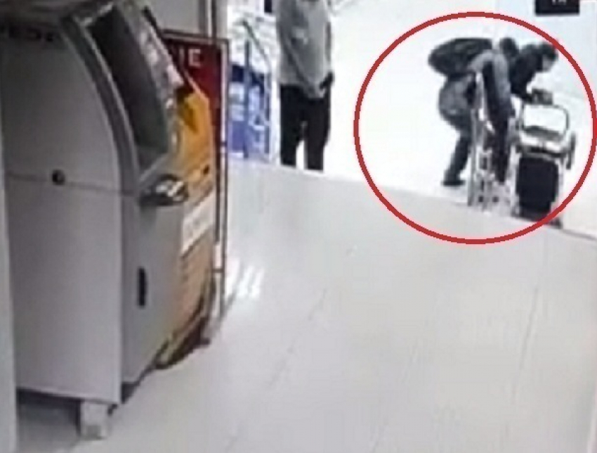 Упавшая коляска с ребенком на спуске в торговом центре Кишинева попала на камеры видеонаблюдения