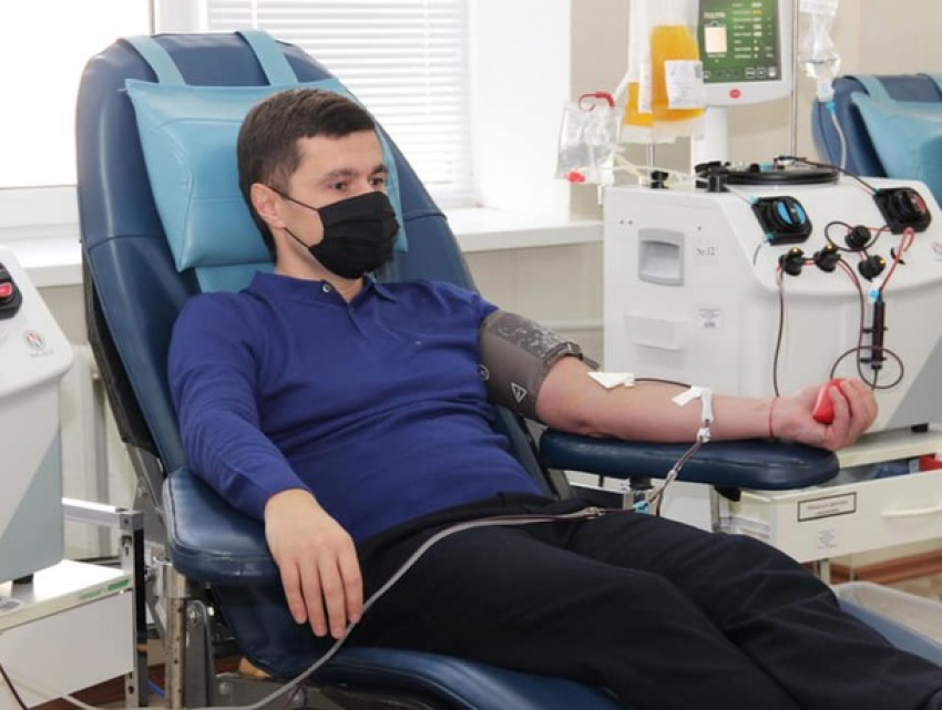 Благие дела - министр юстиции Молдовы сдал плазму для нуждающихся пациентов