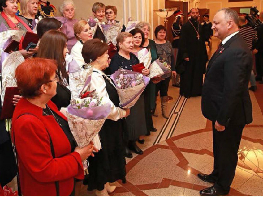 Президент Молдовы наградил выдающихся женщин орденами и медалями