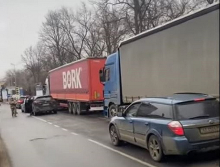 Молдавские водители заблокированы на Украине, им предлагают идти пешком
