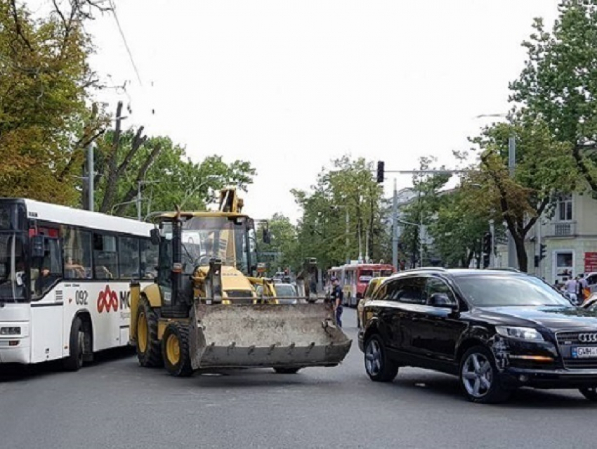 Бульдозер дорожных рабочих врезался в дорогой внедорожник на бульваре Штефана чел Маре