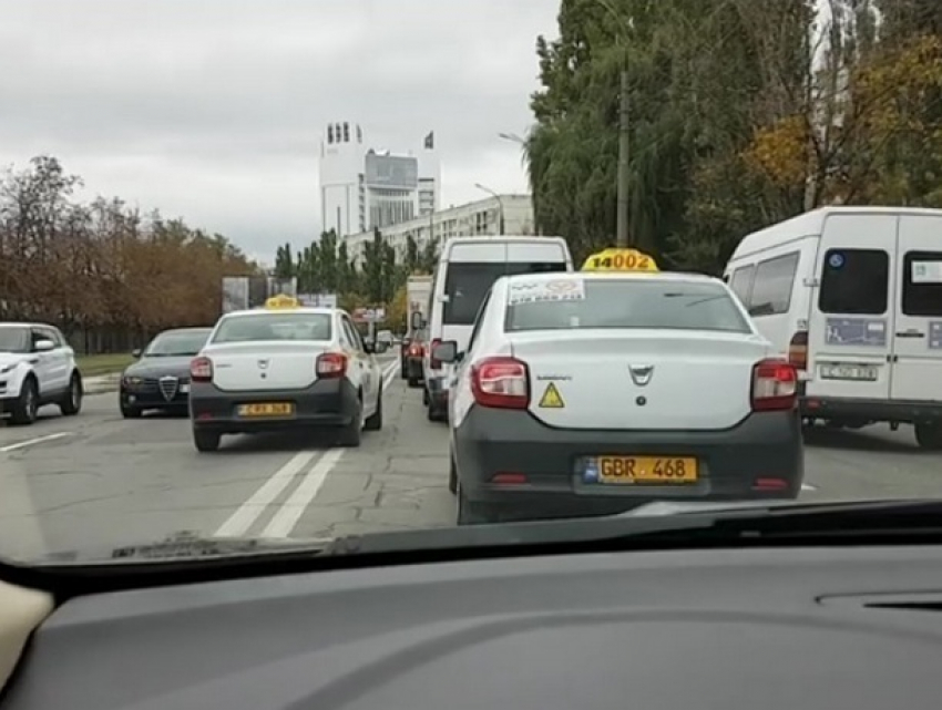 Автохама на встречной полосе сняли на видео и «сдали» полиции водители столицы