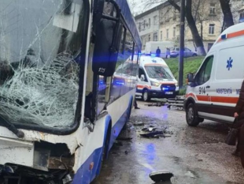 Один из полицейских, причастных к аварии на улице Мунчешть, скончался в больнице
