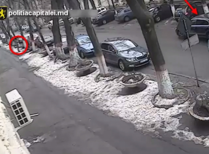 Момент кражи сумки из машины секретаря молдавской митрополии попал на видео 