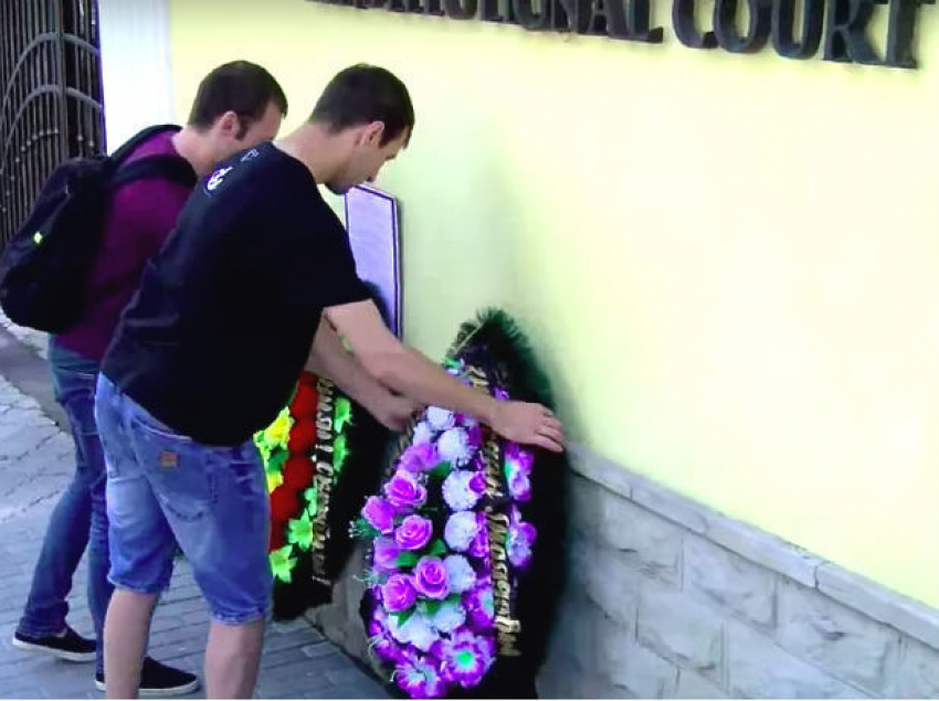 «В память о русском языке» в Кишиневе возложили траурные венки