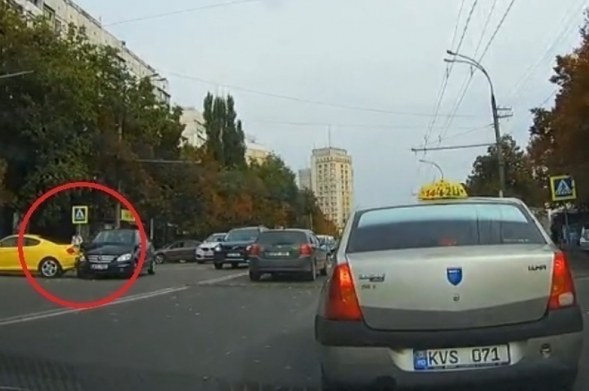 Столкновение двух автомобилей на Рышкановке было заснято на видео