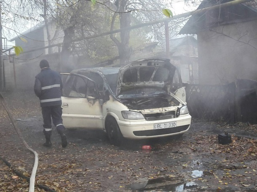 Возле консульства Румынии в Бельцах сгорел автомобиль