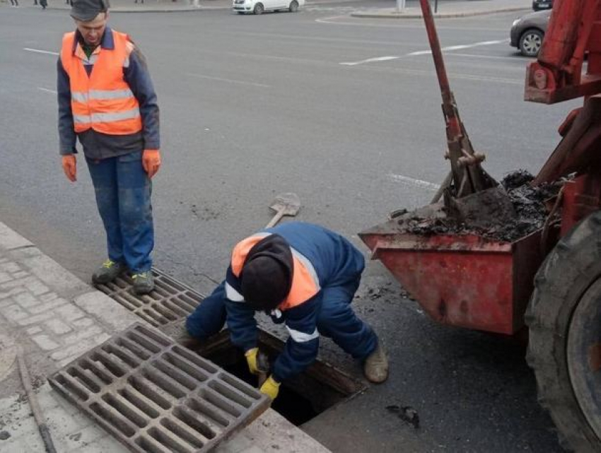Муниципальные службы приводят в порядок ливневую канализацию в Кишиневе 