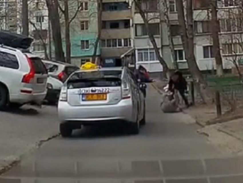 В Кишиневе таксист избил пьяного пешехода за то, что тот ударил его машину
