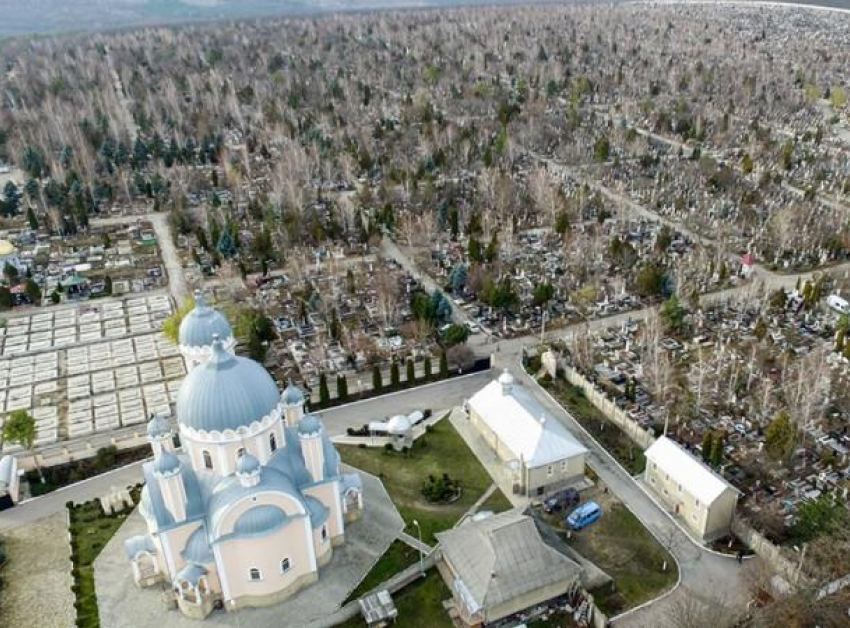 Взятки за места на кладбище в Кишинёве: перед судом предстанут трое чиновников и священник
