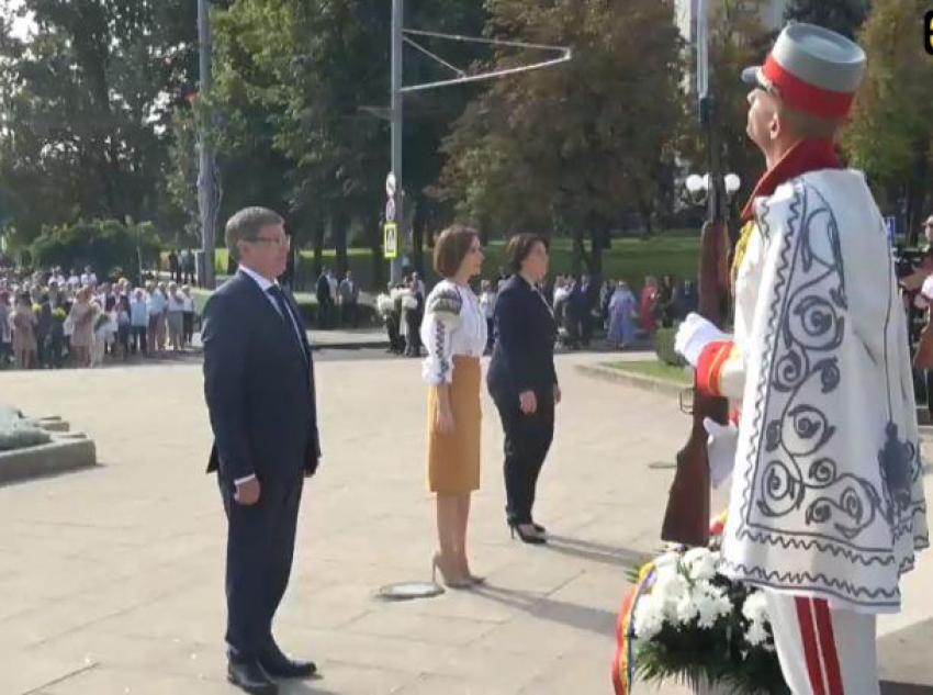 Санду, Гаврилица и Гросу возложили цветы у памятника Штефану чел Маре по случаю Дня независимости