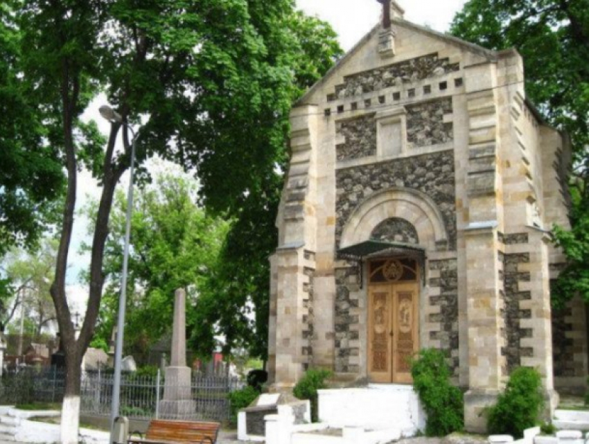 Уровень ниже плинтуса: в Кишиневе, на Армянском кладбище, старинное захоронение стало подсобкой
