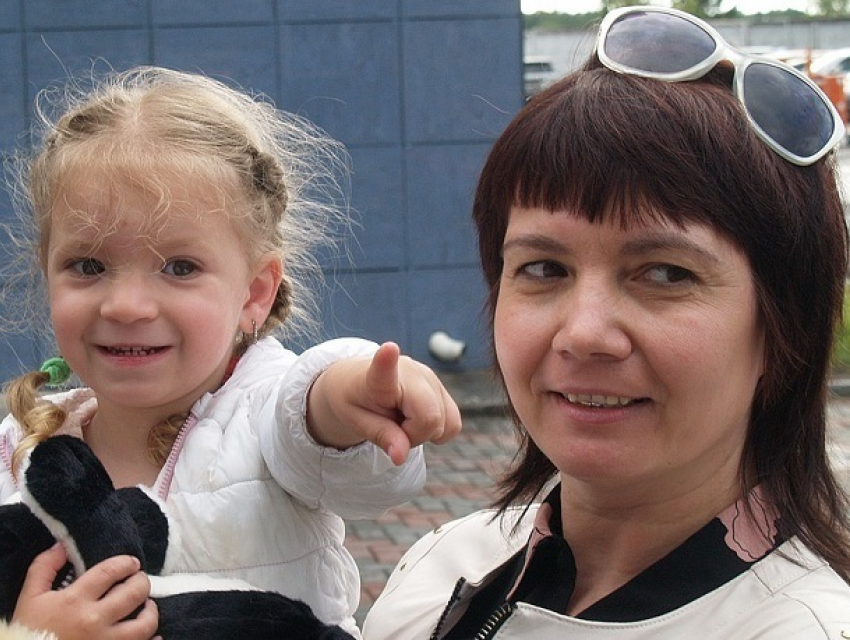 Ужасные мучения брошенной матерью в Молдове маленькой Полины закончились: девочку привезли в Челябинск