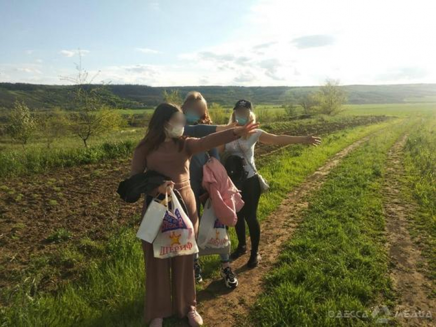 Три барышни нелегально перешли молдавско-украинскую границу, чтобы позагорать в Одессе 