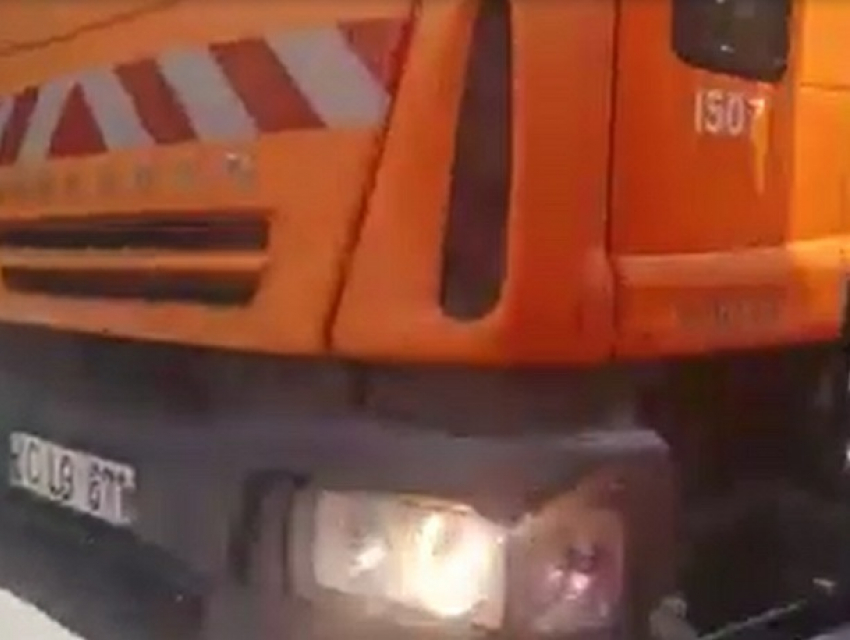 Опаснейший проезд по встречке водителя коммунальной машины в Кишиневе сняли на видео