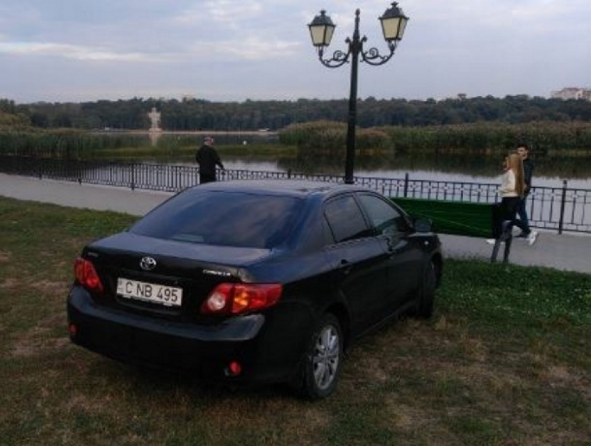 Машины против людей: автомобили заполонили дворы Кишинева