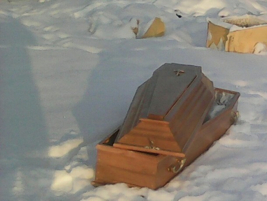 Под Хынчештами в снегу утонул катафалк с покойником